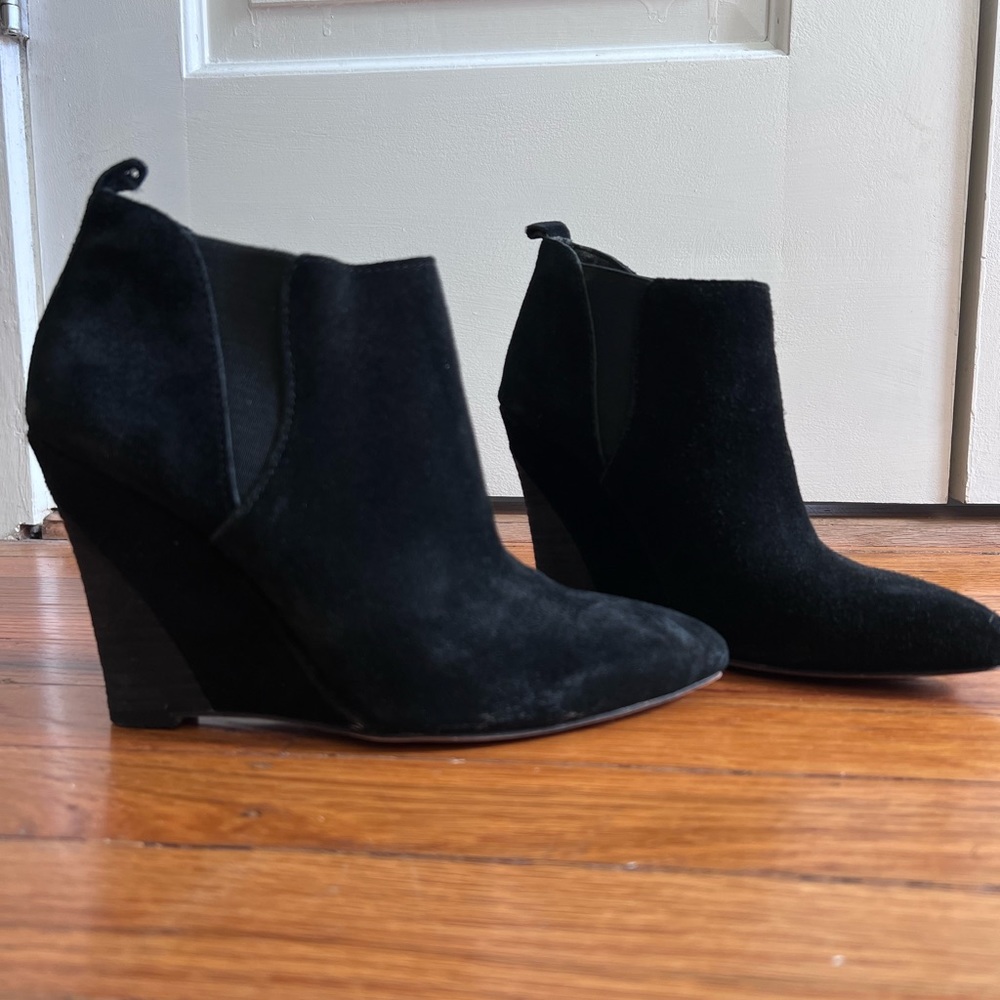 Vince Camuto Yannick Suede Wedge Pump Pointed Toe Size 6.5